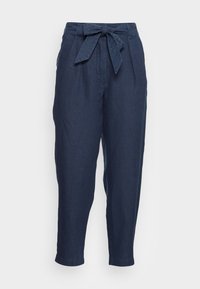 Pantalones de lino azul marino con un corte relajado, que cuentan con un cinturón de lazo, bolsillos laterales y dobladillos rematados. Textura suave con un brillo sutil.