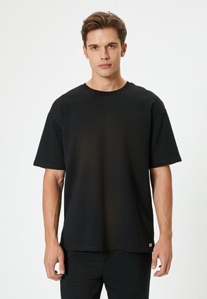 - T-shirt basic
