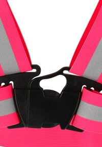 Vaaleanpunainen turvavyö, jossa on harmaat heijastavat hihnat, musta muovinen solki ja säädettävät liittimet turvallista istuvuutta varten.