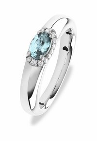 Silberring mit einem ovalen Aquamarin in der Mitte, umgeben von einem Halo aus kleinen klaren Diamanten, polierte glatte Oberfläche, minimalistisches Design.