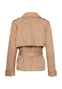 Beige parka vööga, õlavarreepalade ja selja klapi detailiga. Valmistatud siledast kangast, sobivate varrukatega ja volditud seljaga.