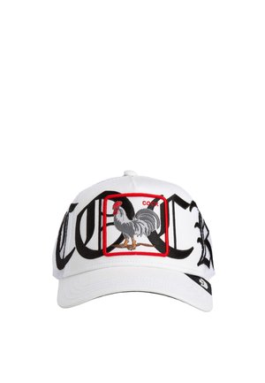 Gorra de béisbol blanca con la palabra "COCK" en letras negras y negrita, y un cuadrado con borde rojo que presenta un gallo gris bordado en la parte frontal.