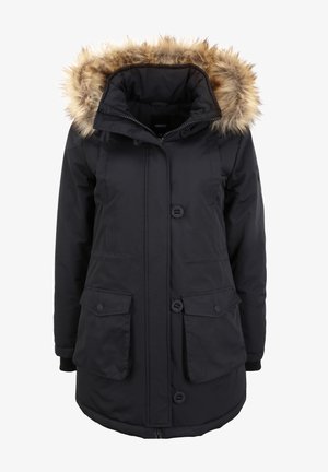 Svart parka med fuskepelsforet hette, frontlommelukking med glidelås og knapper, to klaffelommer og ribbestrikkede mansjetter. Glatt stoff med matt finish.