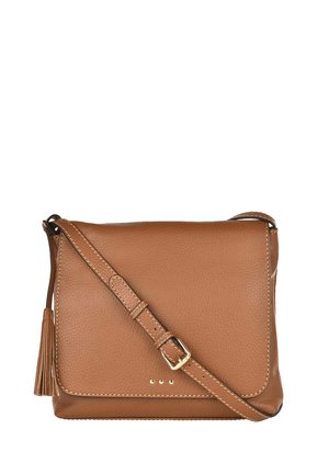 Sac en cuir marron à bandoulière avec sangle réglable, fermeture à rabat, coutures blanches, boucle dorée et détail de pampille sur le côté.