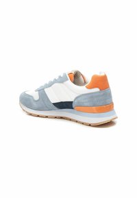 Sneaker in suede azzurro chiaro e mesh bianco con accenti arancioni, punta arrotondata e suola ammortizzata. Presenta sovrapposizioni testurizzate e chiusura con lacci.