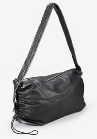Bolso de hombro de cuero negro con textura suave y fruncida. Cuenta con un cierre de cremallera y una correa larga y plana para llevar. Diseño minimalista.