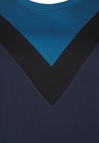 T-shirt con un design a strati a forma di V in blu scuro, teal e nero, con scollo rotondo e una texture di cotone liscia.