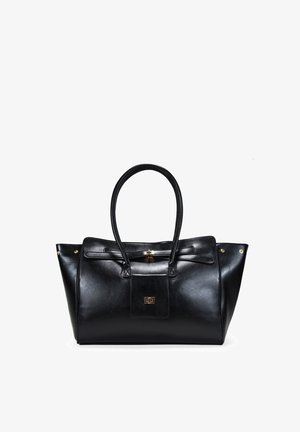 Bolso tote de cuero negro con dos asas largas, un bolsillo frontal y detalles en metal dorado. Presenta una forma estructurada y una textura suave.