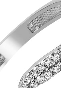 Bague en argent avec une bande polie et une section texturée. Sertie de petites pierres précieuses rondes et claires en guise d'accent.