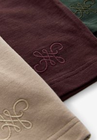 Next LIGHTWEIGHT 3 PACK STANDARD - Donji dijelovi trenirke - red green neutral