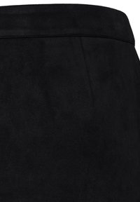 Jupe en daim noire avec une ceinture droite et un détail de couture subtil le long du bord supérieur.
