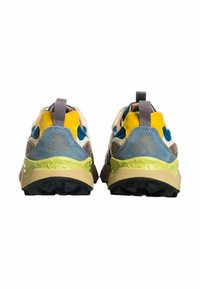 Sneaker multicolori con una combinazione di materiali scamosciati e in rete, caratterizzati da una suola verde texturizzata, linguette di estrazione e elementi di design stratificati.