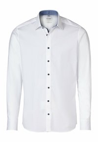 Chemise blanche à manches longues avec une texture lisse, accents bleus sur le col et boutons foncés le long de la patte de boutonnage. Marque OLYMP visible.