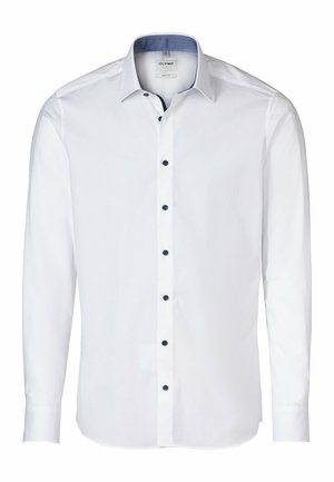 Camicia bianca a maniche lunghe con una texture liscia, dettagli blu sul colletto e bottoni scuri lungo la parte anteriore. Marchio OLYMP visibile.
