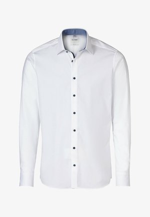Chemise blanche à manches longues avec une texture lisse, accents bleus sur le col et boutons foncés le long de la patte de boutonnage. Marque OLYMP visible.