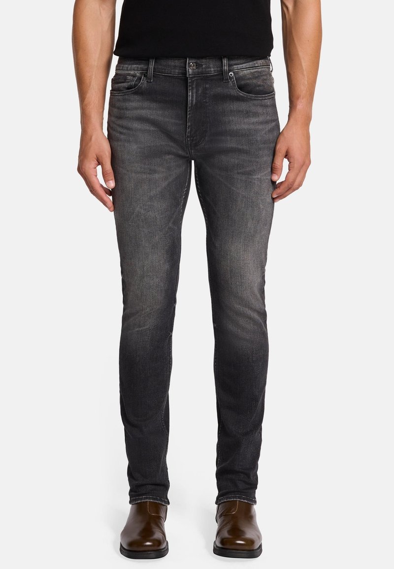 Schmale, dunkelgraue Jeans aus Denim mit einem verblassten Finish, Fünf-Taschen-Design, Metallknopfverschluss und Stickakzenten entlang der Nähte.