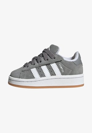 Grauer Wildleder-Sneaker mit weißer Sohle und drei weißen Streifen an der Seite, graue Schnürsenkel und gummifarbene Außensohle.