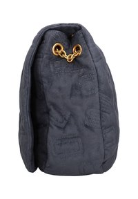 Sac en suède gris de forme arrondie, avec un motif texturé et un accent en chaîne dorée en haut pour la fermeture.