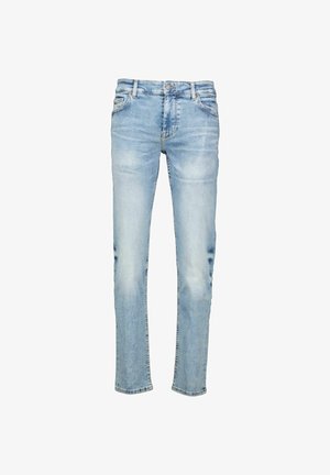 Hellblaue, schmal geschnittene Jeans mit verwaschenen Details und klassischem Fünf-Taschen-Design, präsentiert vor einem weißen Hintergrund.
