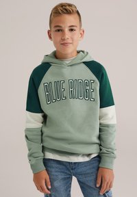 Zelena kapuca z belim in temno zelenim blokovnim dizajnom, besedilom "BLUE RIDGE" na sprednji strani in rebrastimi manšetami. Udoben kroj.