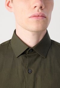 Calvin Klein SLIM SHIRT - Finskjorte - forest
