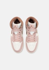 Jordan AIR JORDAN 1 MID - Sapatilhas de cano alto - pink oxford/archaeo brown/sail