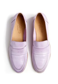 Chaussures à enfiler en cuir lilas avec un bout arrondi, présentant une texture lisse, des coutures minimales, et une semelle intérieure beige marquée "LLOYD GERMANY."