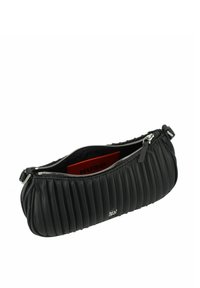 Zwarte leren tas met een geribbelde structuur, zilverkleurige rits en een rode binnenkant met een logo. Compacte, ovale vorm met een afneembare schouderband.