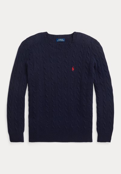 Maglione blu navy a trecce con scollo rotondo, maniche lunghe e piccolo logo Polo Ralph Lauren rosso ricamato sul petto sinistro.