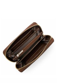 Portefeuille en cuir brun avec fermeture éclair, comportant plusieurs compartiments, fentes pour cartes et une poche centrale zippée. Extérieur texturé.