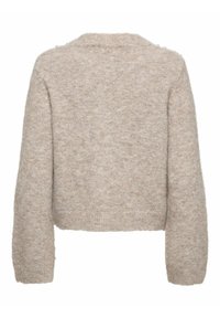 Beiger, kurz geschnittener Pullover mit weicher, flauschiger Textur, langen Ärmeln und einem runden Ausschnitt. Mit kleinen dekorativen Knöpfen auf den Schultern.