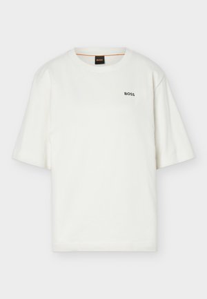 Fehér rövid ujjú, kerek nyakú póló kis fekete "BOSS" logóval a bal mellrészen és fekete címkével a gallér belsejében.