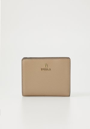 Portefeuille en cuir beige avec une surface texturée, logo "Furla" doré et coutures contrastées sur les bords. Forme rectangulaire compacte.