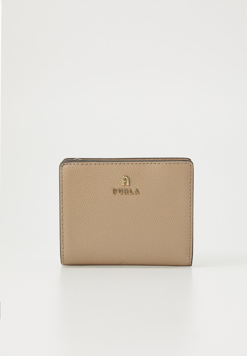 Kreminės odos piniginė su tekstūruota paviršiumi, auksiniu "Furla" logotipu ir kontrastingais siūlais aplink kraštus. Kompaktiška stačiakampio forma.