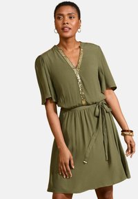 Love & Roses REGULAR FIT - SEQUIN BELTED SHORT SLEEVE - Dnevna haljina - khaki green