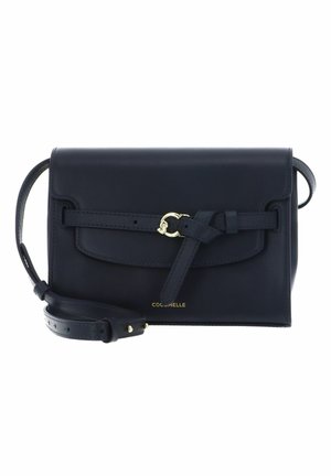 Sac bandoulière en cuir noir avec rabat avant, sangle décorative avec boucle dorée et sangle d'épaule réglable.