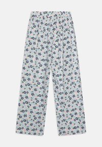 Løse pyjamasbukser med elastisk midje. Lett stoff med et pastellblomsterdesign i blå, rosa og grønn på en hvit bakgrunn.