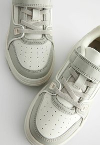 Next REGULAR FIT - Baskets basses - white grey