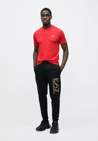 EA7 Emporio Armani TRAIN CORE TEE - T-shirt basic - haute red