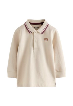 Helle beige Langarm-Polohemd mit einem kastanienbraunen gestreiften Kragen, einer Drei-Knopf-Leiste und einem kleinen Bärenlogo auf der linken Brust.