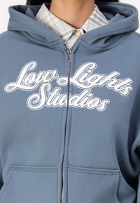 LOW LIGHTS STUDIOS® SHUTTER WOMAN ZIPPER - Kapucnis pulóver - dusty blue
