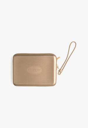 Pochette dorée avec fermeture éclair, au surface texturée et avec une bandoulière. Présente un logo ovale et a une forme rectangulaire.