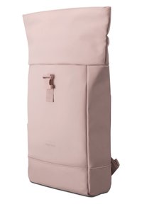 Mjukt rosa ryggsäck med rulltopp, tillverkad av vattentåligt material. Har ett spänne för stängning, platt botten och minimal märkning på framsidan.