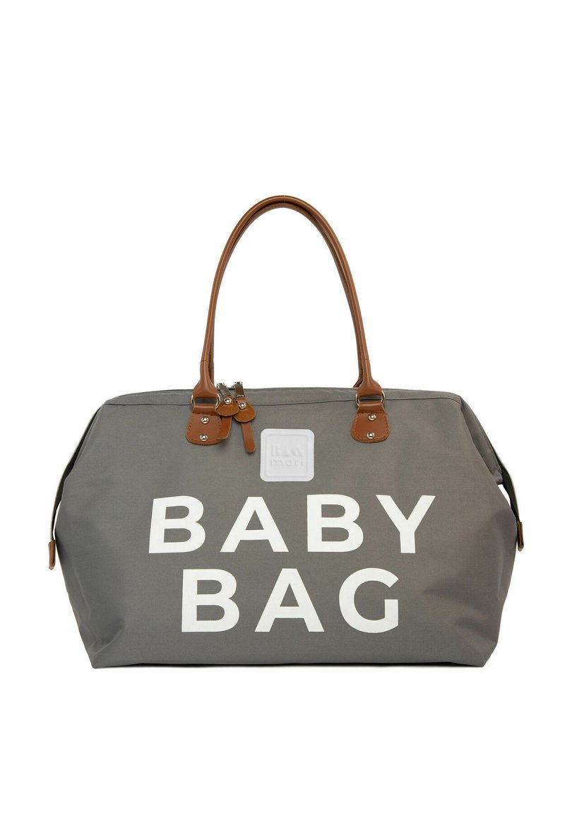 Grå stof babytaske med stor hvid tekst "BABY BAG", med brune læderhåndtag og detaljer, lynlåslukning og en glat tekstur.