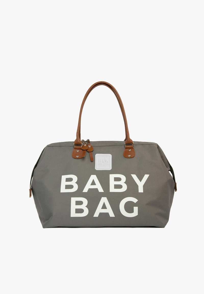 Borsa per neonati in tessuto grigio con grande scritta bianca "BABY BAG", dotata di manici e dettagli in pelle marrone, chiusura a zip e una texture liscia.