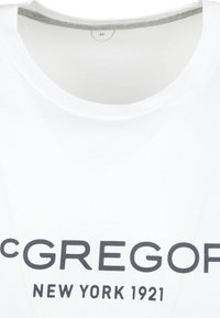 Witte katoenen t-shirt met een ronde halslijn en grijze binnenafwerking. Zwarte tekst "McGREGOR NEW YORK 1921" staat op de voorkant.