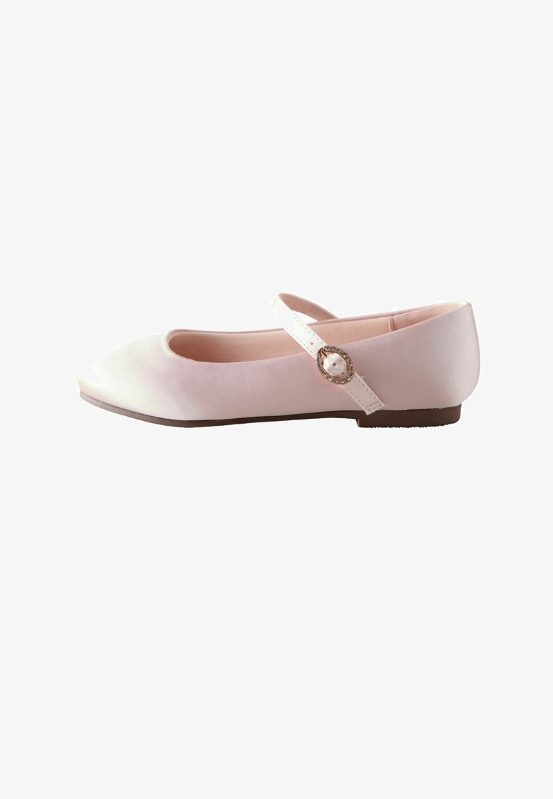 Chaussure plate Mary Jane en satin rose clair avec une petite bride et une boucle ovale décorative sur le côté, et une semelle basse marron.