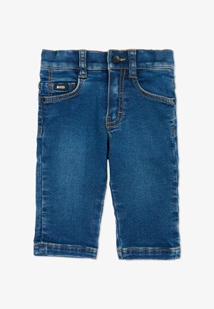 Jeans bleus pour tout-petit avec poches avant, passants pour ceinture, fermeture à bouton et une petite étiquette noire "BOSS" sur la poche gauche.