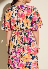 Myleene Klass FLORAL TEA - REGULAR FIT - Džersejové šaty - pink