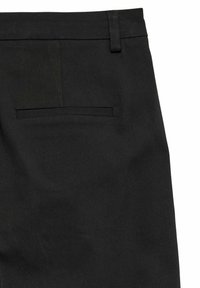 Černé látkové kalhoty s plochým předním dílem, vybavené jednou zadní kapsou a hladkou texturou. Čisté linie a jednoduchý design.